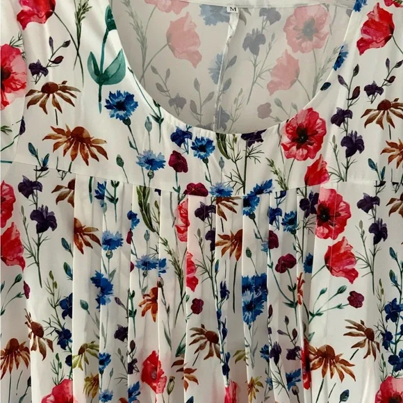 Brand new, never worn. Brightly flowered Polyester nightgown. Marked size M. - Picture 3 of 8